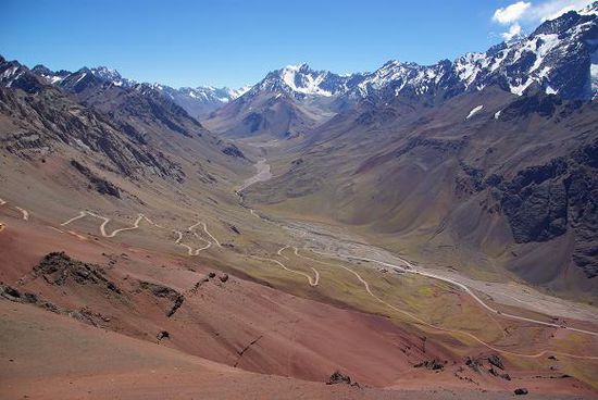 Und hier die argentinische Seite, hier kamen wir ueber die Serpentinen herauf