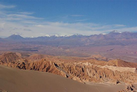 Das Valle de la Muerte und im Vordergrund die Sandduene