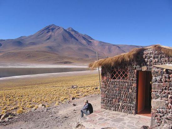 Das Refugio bei der Laguna, und der Vulkan Miñiques im Hintergrund