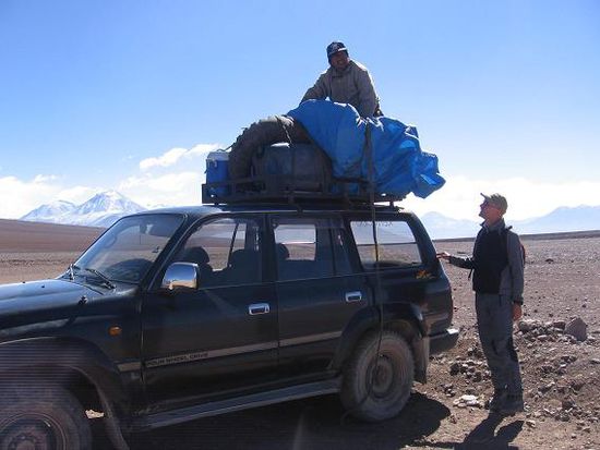 Beim Beladen des Jeeps