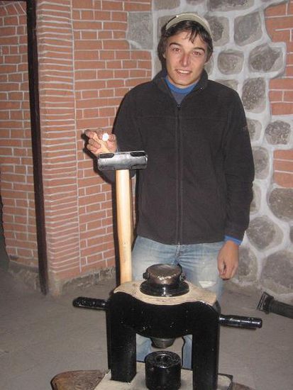 Mathias mit seiner frisch gepraegten Muenze