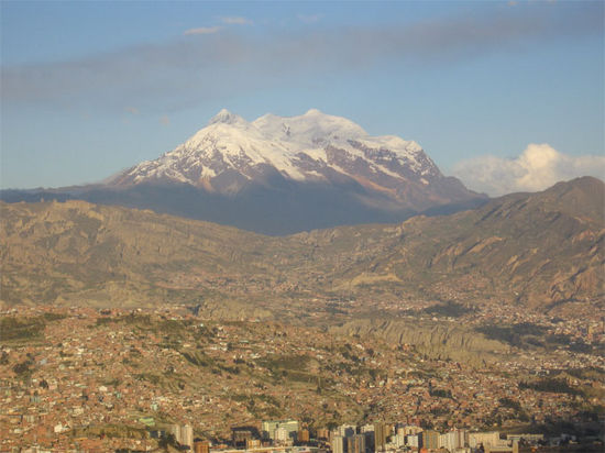 La Paz mit dem Illimani im Hintergrund