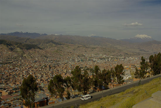 Ein Haeusermeer, wobei die reichen Leute nur in den tieferen Lagen von La Paz leben - da ist die Luft dicker!