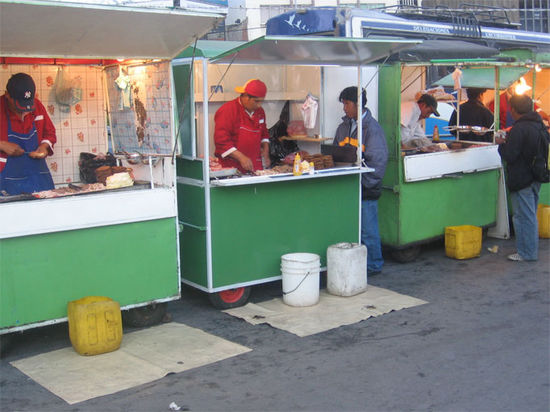 Fuer den Hunger zwischendurch kann man sich an den unzaehligen Staenden mit Chorizzo, einer gebratenen wuerzigen Wurst, staerken