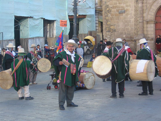 ... mit Strassenmusikanten davor