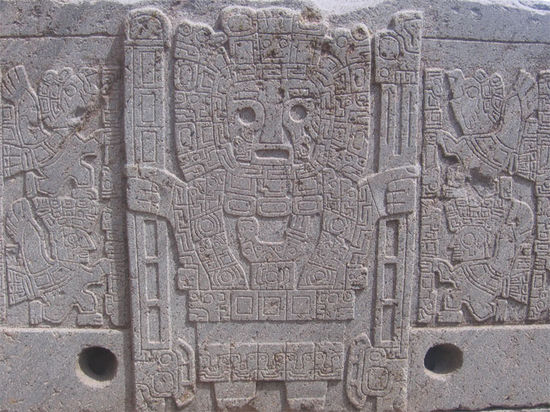 Hier sieht man den Schoepfergott Wiracocha. Er stieg aus dem Titicacasee und erschuf in Tiwanaku die Welt und den Menschen.