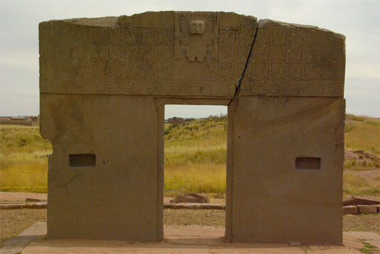 Das Sonnentor - aus einem einzigen 2,8m hohen und 3,8m breiten Andesitblock, ca. 10 Tonnen schwer