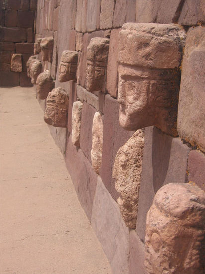 Einige der 175 eingelassenen, steinernen Koepfe im Templeto Subterraneo