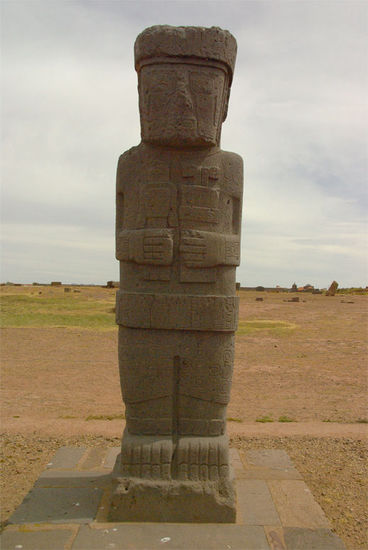 Einer der Saeulenmonolithe, die die damaligen Fuehrer darstellen.