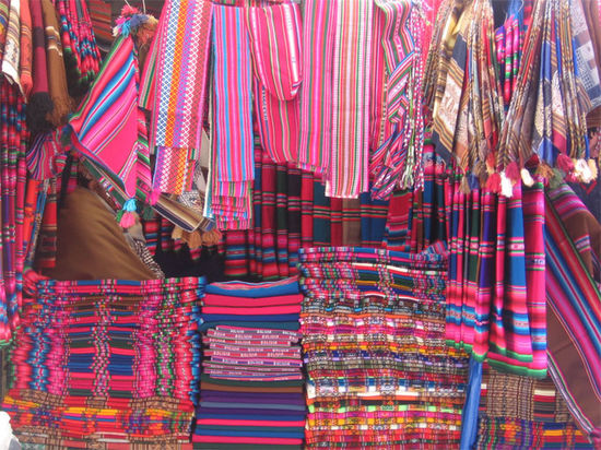 Ein typischer Stand mit Stoffen in allen moeglichen Farben.