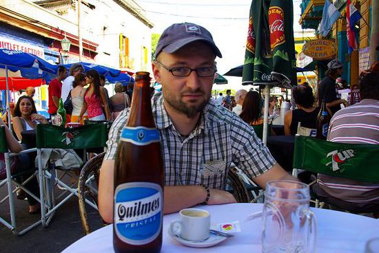 Man beachte den Groessenvergleich Bier-Kaffee. Einliterflaschen sind hier Standard.