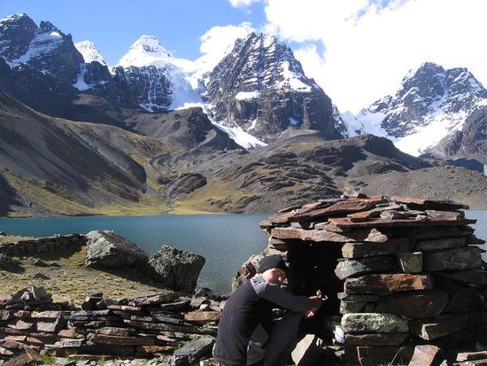Beim Kochen, im Hintergrund die Lagune Chiar Kota und die Condoririgruppe