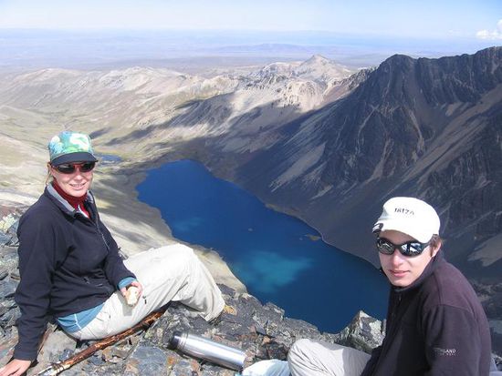 Blick Richtung Titicacasee. Hier flogen zwei Kondore direkt ueber unsere Koepfe!!!