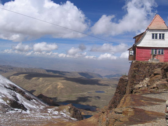 Das Refugio des Club Andino steht direkt am Abgrund