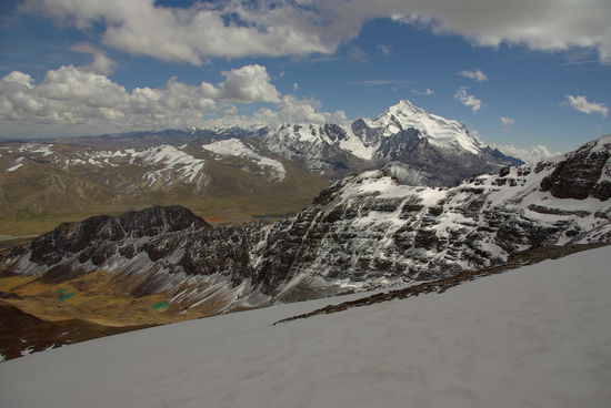 Links unten sieht man das Tal, wo uns unser Weg runterfuehrte, vorbei an mehreren verschiedenfarbigen kleinen Seen