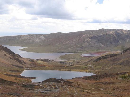 Blick talauswaerts. Hinter dem Ruecken rechts liegt Milluni