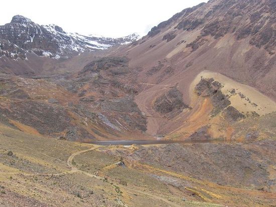 Blick zurueck. Der rechte schneebedeckte Gipfel ist der Chakaltaya