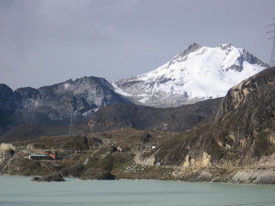 Der Stausee und links darueber das Refugio Huayna Potosi