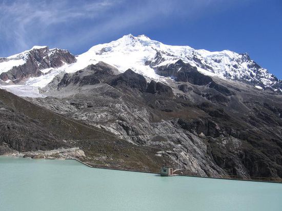Vom Refugio zum Gipfel muss man ueber die Staumauer gehen.