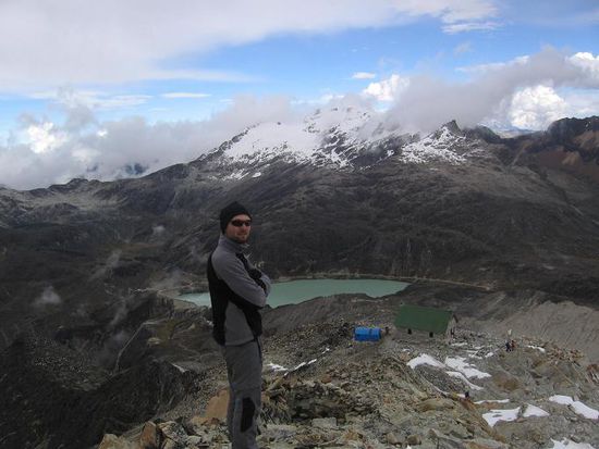Ganz unten liegt der Stausee mit dem Refugio. Das kleine Steinhaus gleich unter Markus ist das eigentliche Campo Alto, unsere Agentur hatte ein eigenes.
