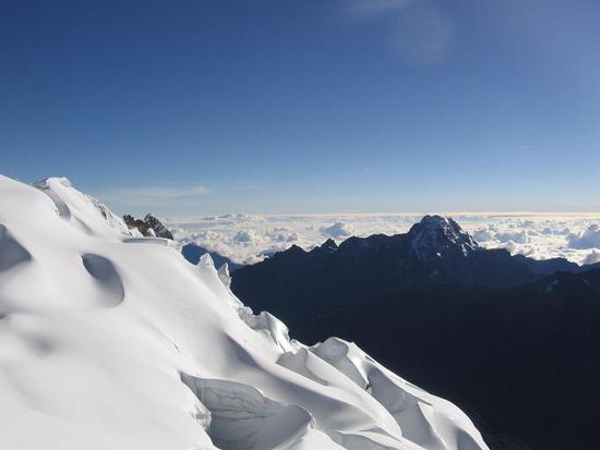 Beim Abstieg,im Vordergrund der Gletscher und hinten die Wolken ueber dem Dschungel