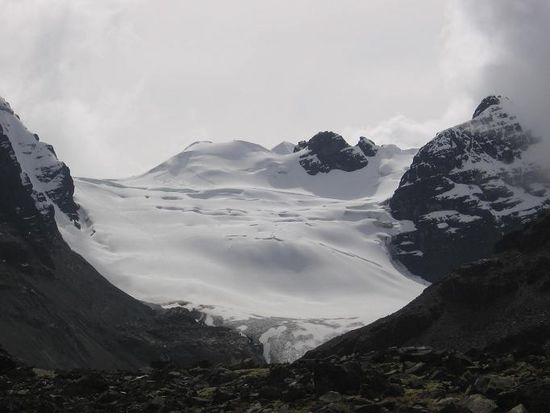 Ueber diesen Gletscher muss man, bevor man zum Grat des Pequeño Alpamayo kommt. Der schneebedeckte Gipfel in der Bildmitte ist der Tarija.