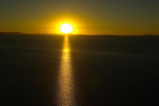 Die Sonne versinkt im Meer 