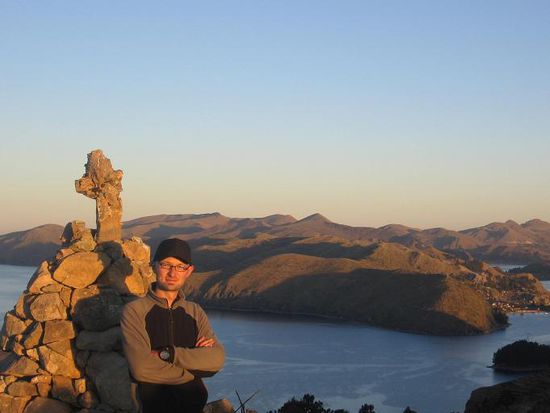 Beim Sonnenuntergang am hoechsten Punkt der Insel