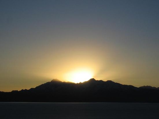 Die Sonne geht genau zwischen den Bergen auf
