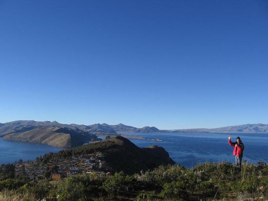 Die Haeuser links ist der Ort Yumani