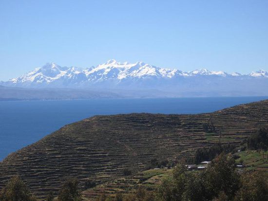 Hier sieht man die Terassen, die die ganze Insel ueberziehen und von den Inkas fuer die Landwirtschaft angelegt wurden