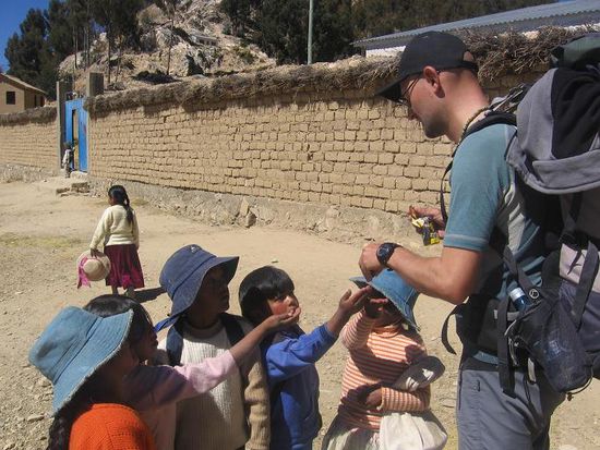 Wir waren genau bei Schulschluss hier, und die Kinder haben um Suessigkeiten gebettelt