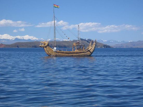 Ein Weidenboot mit Pumakoepfen fuhr am Hafen von Yumani vorbei