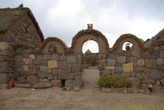 Der Eingang des Bauernhauses mit den Stieren am Torbogen