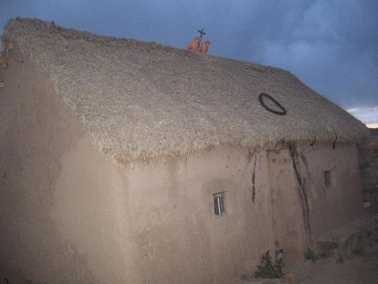 Jedes Haus, hier das Wohnhaus, hat seine eigenen Stiere