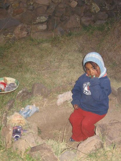 Die Gehschule. In das Loch wurden die Babies reingesetzt, rundherum das Spielzeug, dann konnten sie das Laufen ueben
