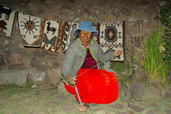 Die Hausherrin beim Spinnen