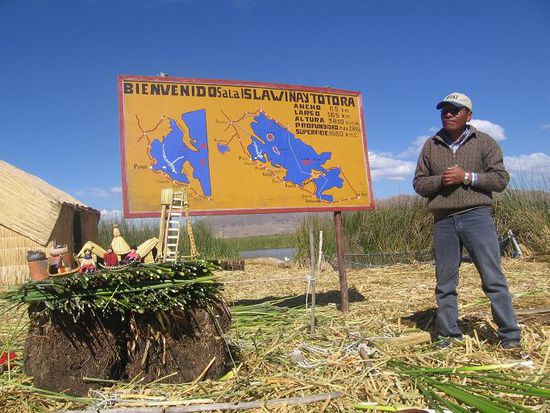Unser Fuehrer erklaerte uns, wie die schwimmenden Inseln gebaut werden: Die unterste Schicht sind Schilfwurzeln, darauf ungefaehr 3 Meter Schilf, und dann die Haeuser