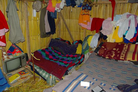 Der Wohnraum eines Hauses auf den Uros-Inseln. Mittlerweile gibt es dort sogar schon Solarzellen, was man an dem Fernseher links unten im Bild erkennen kann.