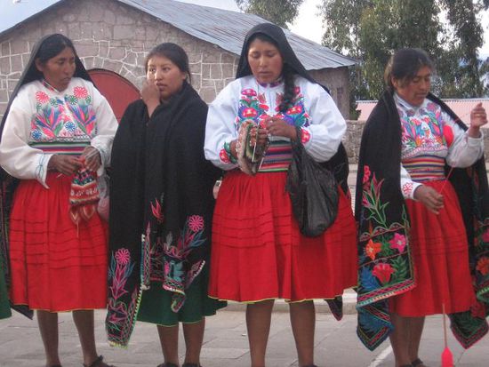 Bei der Ankunft auf Amantaní fielen uns gleich die schoen bestickten Trachten auf. Die zweite Frau von links ist unsere Gastgeberin.