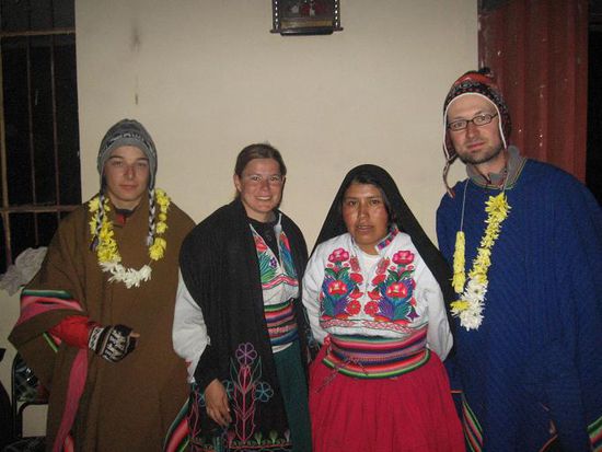 Auch hier durften wir wieder inseltypische Trachten probieren. Ponchos fuer die Maenner und wunderschoen bestickte Blusen und Tuecher fuer die Frauen