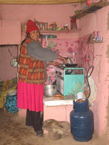 Elisabeth kocht unser Fruehstueck. Zu trinken gabs Muña-Tee, so eine Art Pfefferminztee.