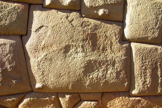 Und hier ist er, der zwoelfeckige grosse Stein