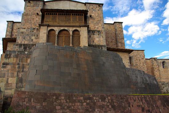 Die Ueberreste der Aussenmauer des Sonnentempels (dunkel), darueber die Kirche Santo Domingo