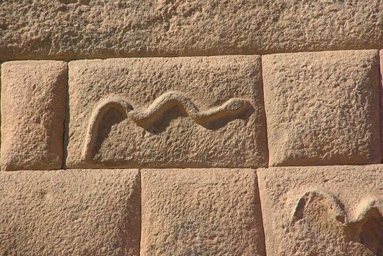 Die Schlange symbolisiert Weisheit und stand fuer die Unterwelt. Die anderen zwei Ebenen sind Puma (Staerke, diese Welt) und Kondor (Oberwelt, Himmel)