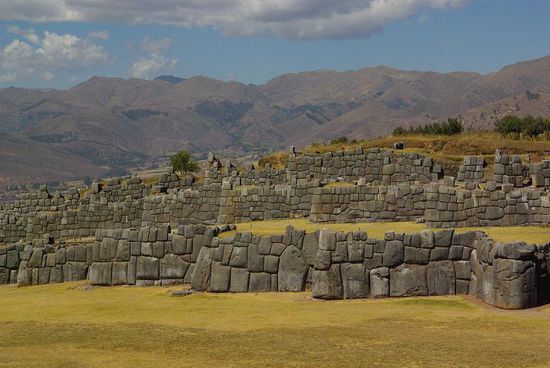 Die drei terrassenfoermig uebereinander gebauten Zick-Zack-Mauern