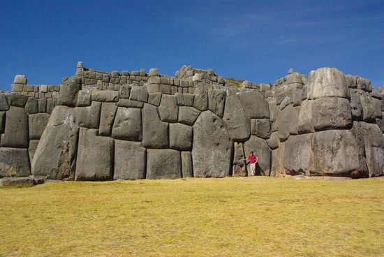 Die unterste Mauer ist 10m hoch, der Typ mit dem roten Hemd ist Mathias