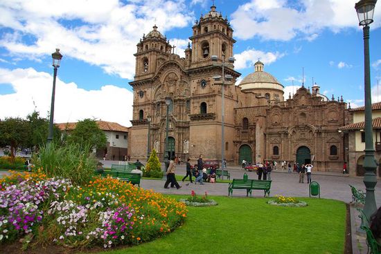 Auf der Plaza de Armas: Iglesia la Compañia ...