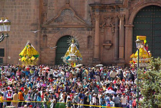 Vor der Kathedrale stehen die Heiligenfiguren aufgereit