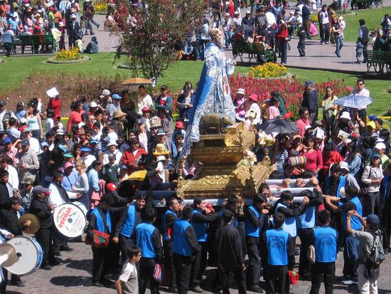 ... und danach kommen die Figuren, begleitet von Musikanten